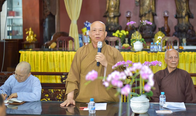 Thượng toạ Thích Thiện Từ phát biểu tại phiên họp thảo luận công tác tổ chức Đại lễ Phật đản và An cư kiết hạ Phật lịch 2568 của Ban Trị sự GHPGVN H.Nhà Bè chiều 19-4