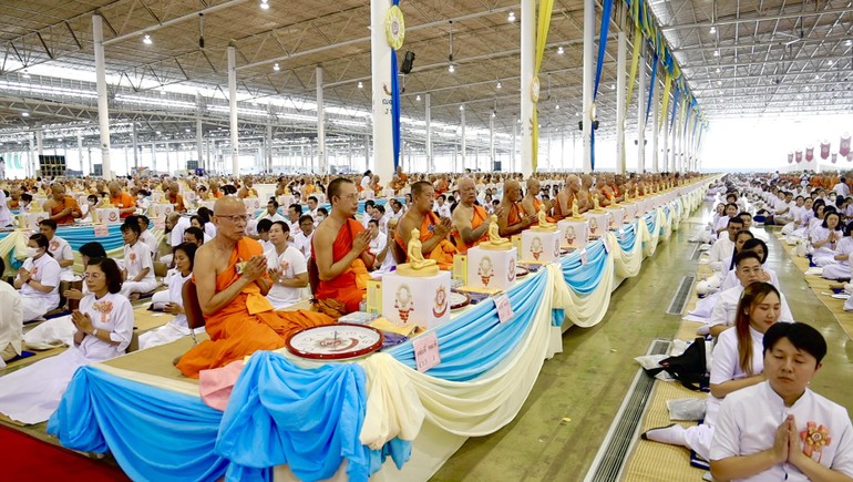 Lễ đặt bát cúng dường hơn 10.000 chư Tăng tại Wat Phra Dhammakaya, Thái Lan