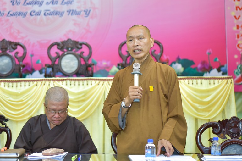 Thượng tọa Thích Minh Quang, Trưởng ban Trị sự GHPGVN Q.1 phổ biến kế hoạch chuẩn bị Đại lễ Phật đản Phật lịch 2568 tại phiên họp chiều 24-4
