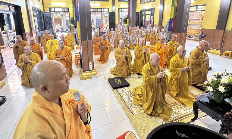 Chư Tăng thực hiện nghi thức Bố-tát tại chánh điện chùa Long Bửu (Q.4, TP.HCM) - Ảnh: Bảo Nguyên