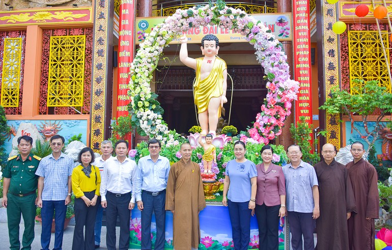 Đoàn lãnh đạo Ủy ban MTTQVN TP.HCM, Quận ủy Q.1 thăm Ban Trị sự Phật giáo Q.1 - Ảnh: Quảng Đạo