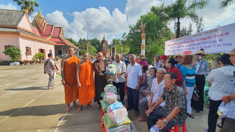 Trao tặng các phần quà đến đồng bào Khmer tại xã Thạnh Phú, H.Mỹ Xuyên