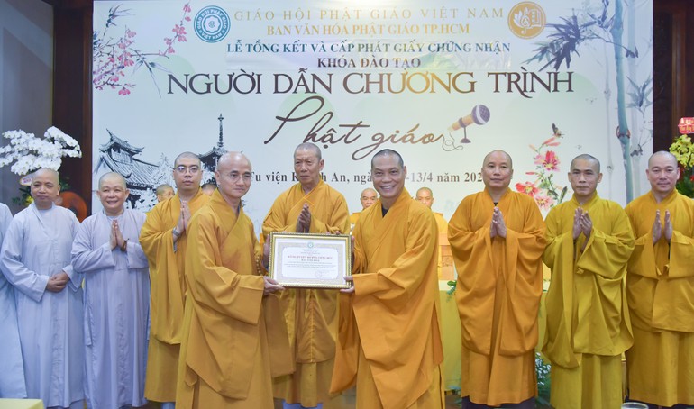 Thượng tọa Thích Thiện Quý trao Bằng tuyên dương công đức của Ban Trị sự GHPGVN TP.HCM đến tập thể Ban Văn hóa Phật giáo TP - Ảnh: Quảng Đạo/BGN