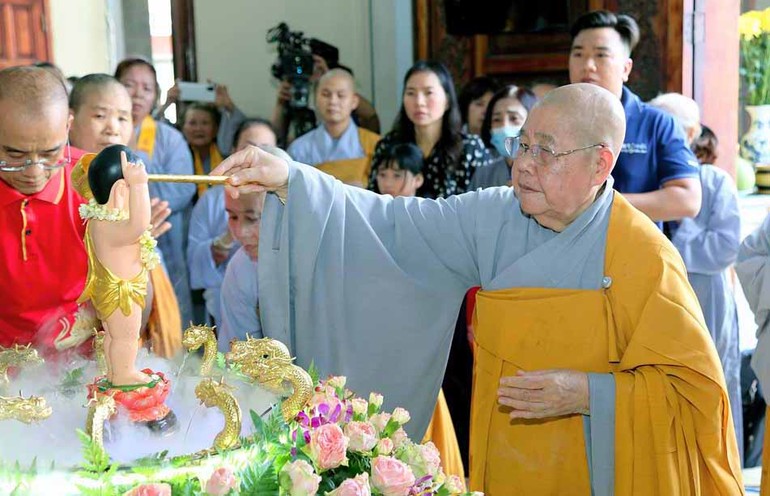 Ni trưởng Thích nữ Từ Nhẫn thực hiện nghi thức Tắm Phật tại chùa Phước Viên (Q.Bình Thạnh, TP.HCM)