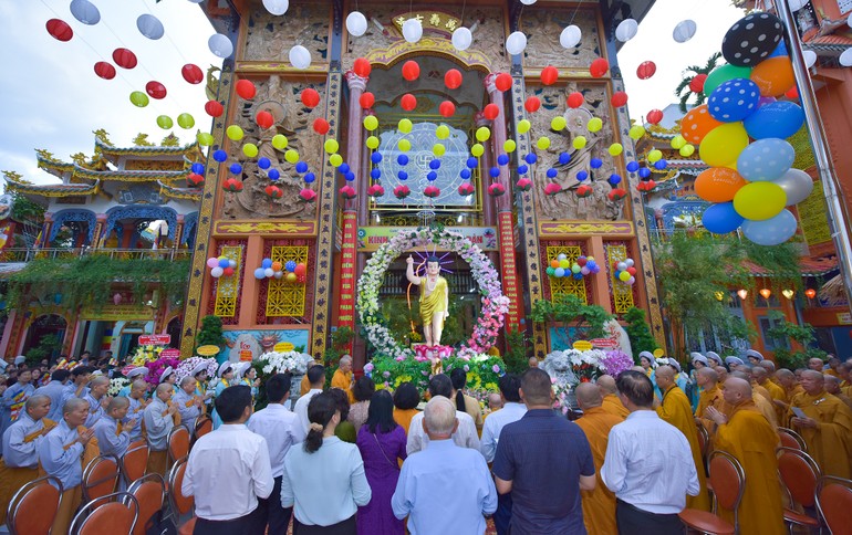 Đại lễ Phật đản Phật lịch 2568 của Phật giáo Q.1 tại tổ đình Vạn Thọ - Ảnh: Quảng Đạo/BGN