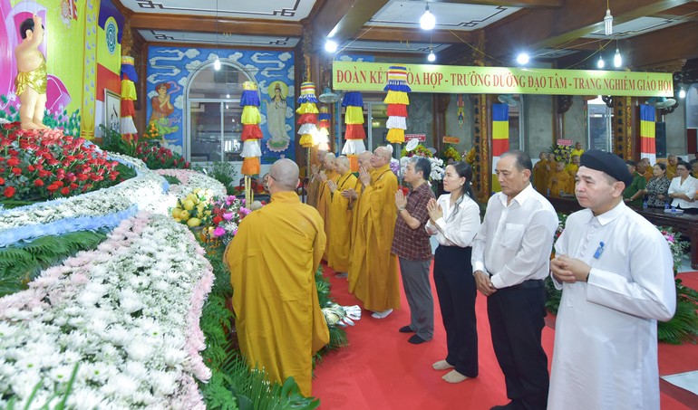 Chư Tăng, đại diện chính quyền, Phật tử tham dự Đại lễ Phật đản Phật lịch 2568 của Phật giáo H.Nhà Bè tại chùa Đức Phú - Ảnh: Quảng Đạo/BGN
