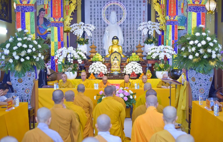 Các hành giả dâng lời phát nguyện tại Lễ khai giảng khóa An cư kiết hạ của Phật giáo Q.4 - Ảnh: Quảng Đạo