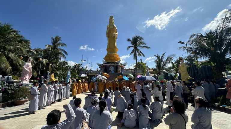 Lễ an vị tôn tượng Bồ-tát Quán Thế Âm tại chùa Kim Thiền vào sáng 12-6