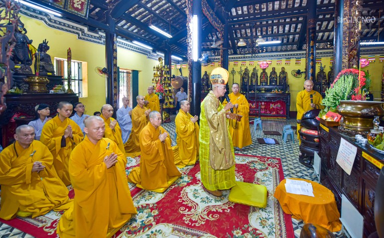 Môn đồ pháp quyến thực hiện nghi thức cung tiến Giác linh Hòa thượng Thích Huệ Sanh tại tổ đình Giác Lâm - Ảnh: Quảng Đạo