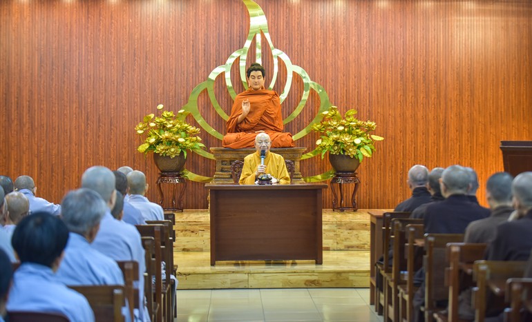 Trưởng lão Hòa thượng Thích Minh Thông chia sẻ về tầm quan trọng của giới luật trong đời sống của người xuất gia tại hạ trường chùa Vạn Đức - Ảnh: Quảng Đạo/BGN