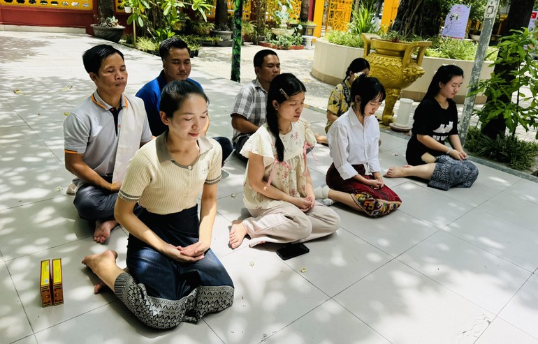 Các bạn sinh viên Lào thực tập điều hòa hơi thở chánh niệm để giúp bình tĩnh, tự tin trước khi bước vào phòng thi