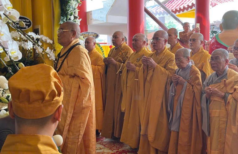 Trưởng lão Hòa thượng Thích Lãng Huỳnh cùng các thành viên trong môn phong Thiên Thai Giáo Quán tông viếng tang Hòa thượng Thích Đạt Phước