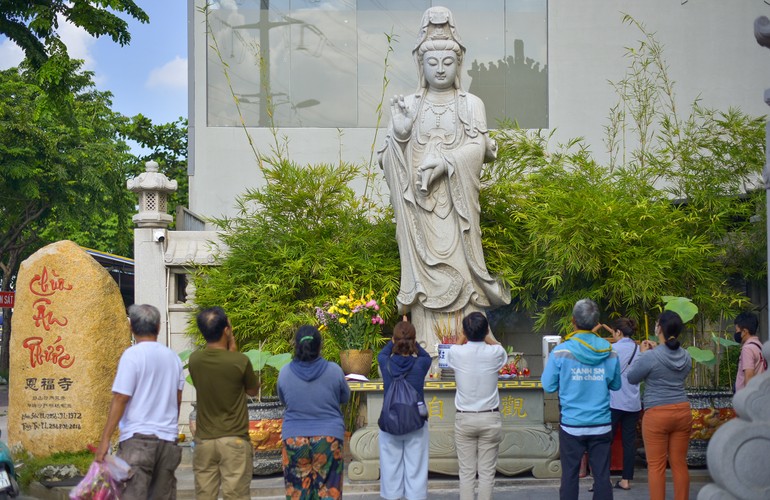 Rằm tháng Bảy Vu lan, người dân thường đến dâng hương, đảnh lễ trước tôn tượng Quán Thế Âm để cầu nguyện vị Bồ-tát được ví như mẹ hiền phù hộ bình an - Ảnh: Quảng Đạo/BGN