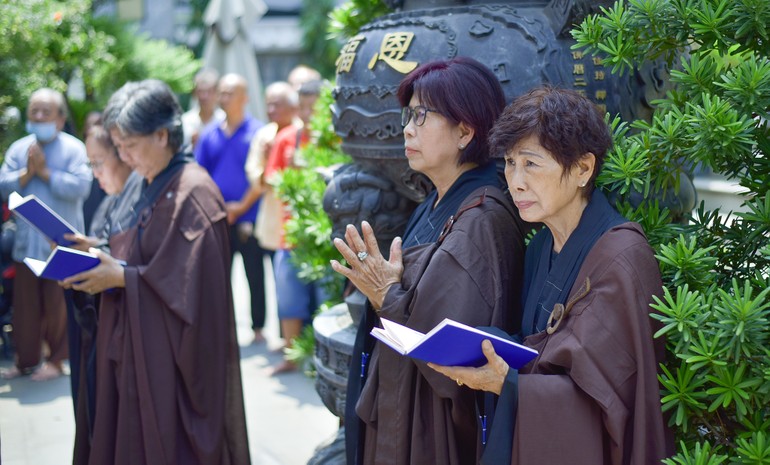 Phật tử người Hoa tham dự lễ cầu siêu tại chùa Ân Phước (Q.Bình Thạnh) chiều rằm tháng Bảy Âm lịch - Ảnh: Quảng Đạo/BGN