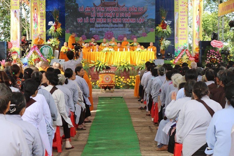 Chư tôn đức giáo phẩm chứng minh và Phật tử tham dự