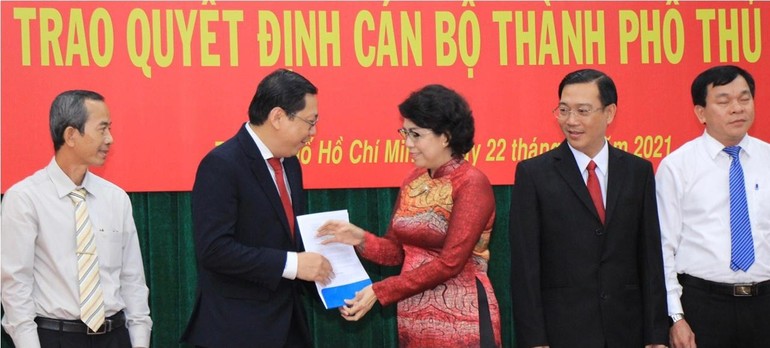 Bà Tô Thị Bích Châu trao quyết định thành lập Uỷ ban MTTQVN TP.Thủ Đức lâm thời 