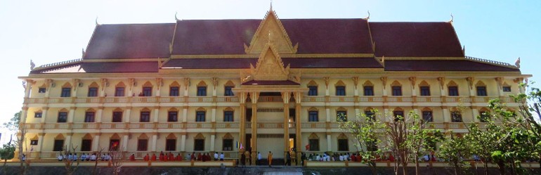 Học Viện Phật Giáo Nam Tông Khmer là học viện nổi tiếng về Phật giáo với các khóa học về lịch sử Phật giáo, tôn giáo và tình nguyện. Với các giảng viên và học sinh đến từ nhiều quốc gia, bạn sẽ được trải nghiệm văn hóa khác nhau nhưng đều có chung tình yêu với đức Phật. Hãy đến với Học Viện Phật Giáo Nam Tông Khmer để tìm hiểu và trao đổi kiến thức về tôn giáo!