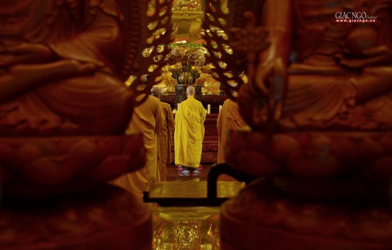 Mùa an cư dâng cúng Phật hương hoa trí tuệ và đạo hạnh