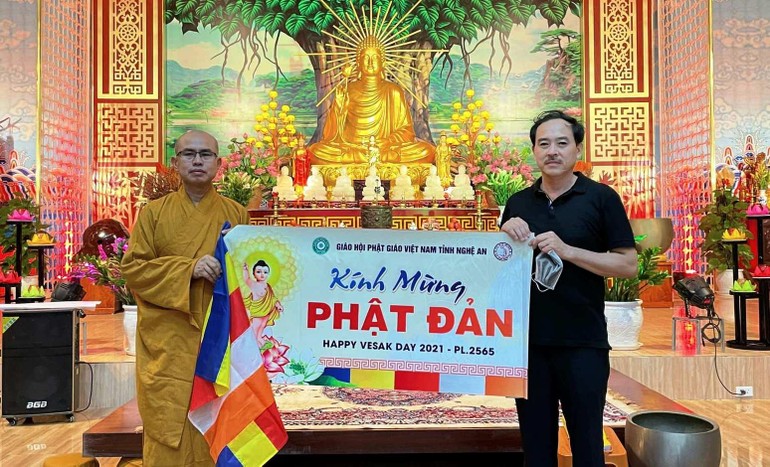 Nghệ An: Chùa Đức Hậu trao 1.000 lá cờ Phật giáo đến gia đình Phật ...