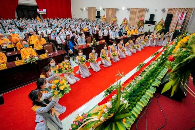 Múa dâng hoa chúc mừng - Ảnh: Ban TTTT PG H.Phú Vang