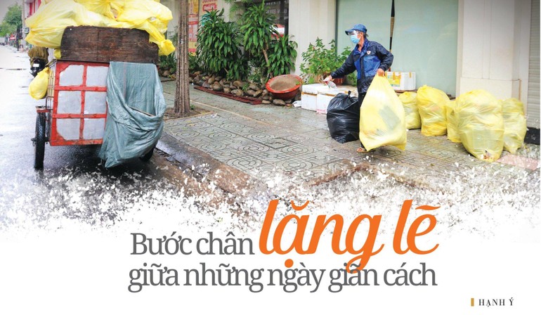 Chú Lê Thanh Tuấn dầm mưa bốc rác trên đường An Bình, quận 5, TP.HCM