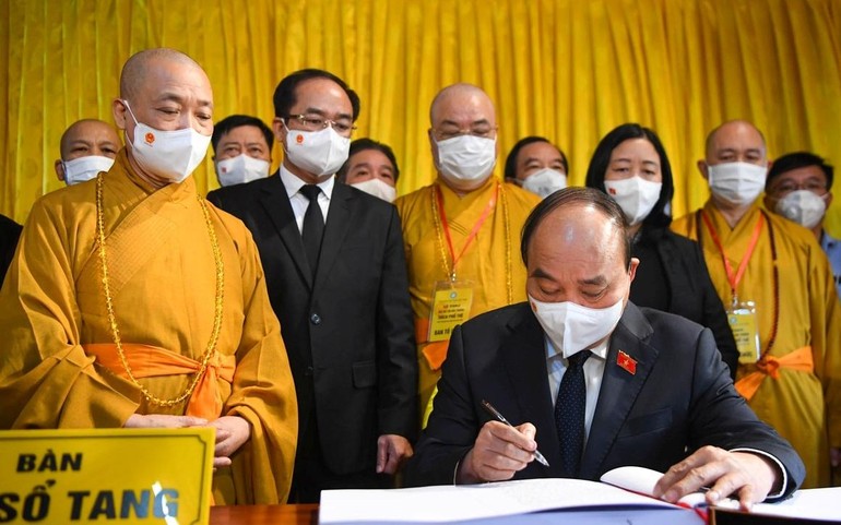 Chủ tịch nước Nguyễn Xuân Phúc ký số tang sau khi dâng hương tưởng niệm Đại lão Hòa thượng Thích Phổ Tuệ - Ảnh: Dân Trí