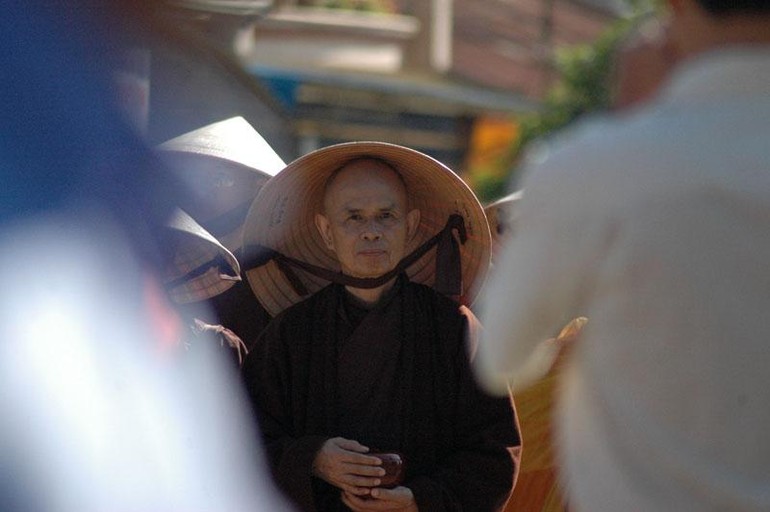 Thiền sư Thích Nhất Hạnh trì bình khất thực trong chuyến về Việt Nam năm 2007 - Ảnh: Làng Mai