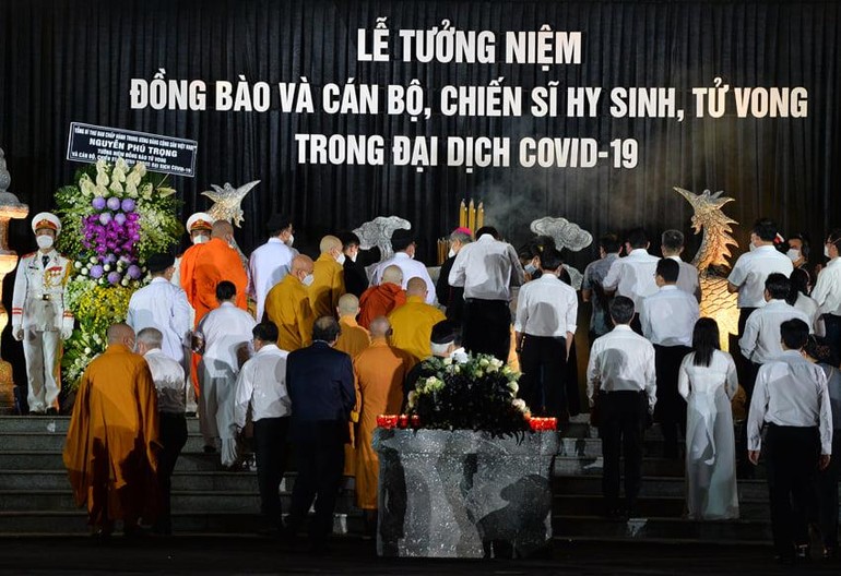 Dâng hương tưởng niệm người đã mất trong đại dịch Covid-19 tại Hội trường Thống Nhất, TP.HCM - Ảnh: Trần Thế Phong