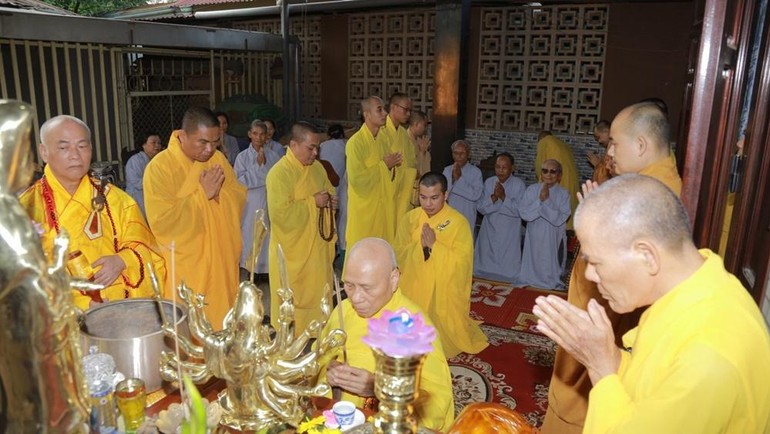 Trưởng lão Hòa thượng Thích Giác Quang niêm hương cầu nguyện trước lúc rót đồng tôn tạo Thánh tượng Đức Bổn Sư