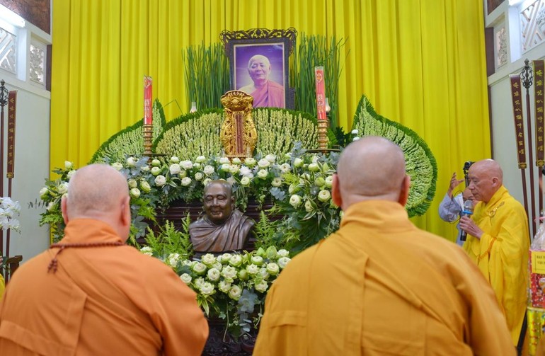 Hòa thượng Chủ tịch và chư tôn đức Hội đồng Trị sự GHPGVN tưởng niệm Trưởng lão Hòa thượng Thích Minh Châu tại thiền viện Vạn Hạnh