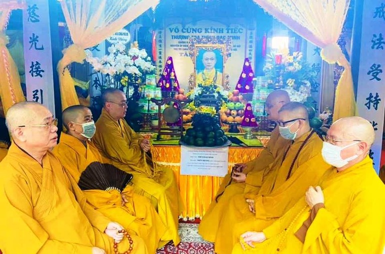 Chư vị giáo phẩm trợ niệm trong lễ nhập kim quan Thượng tọa tân viên tịch tại chùa Quảng Bá - Ảnh: Quảng Định