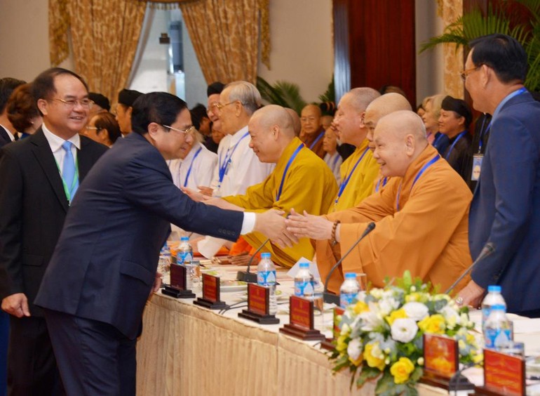 Thủ tướng Chính phủ Phạm Minh Chính chào Hòa thượng Thích Thiện Nhơn và chư tôn đức lãnh đạo GHPGVN