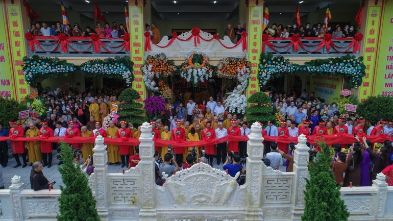 Quang cảnh cắt băng khánh thành chùa Nam Hải - Trụ sở Ban Trị sự GHPGVN TP.Hải Phòng