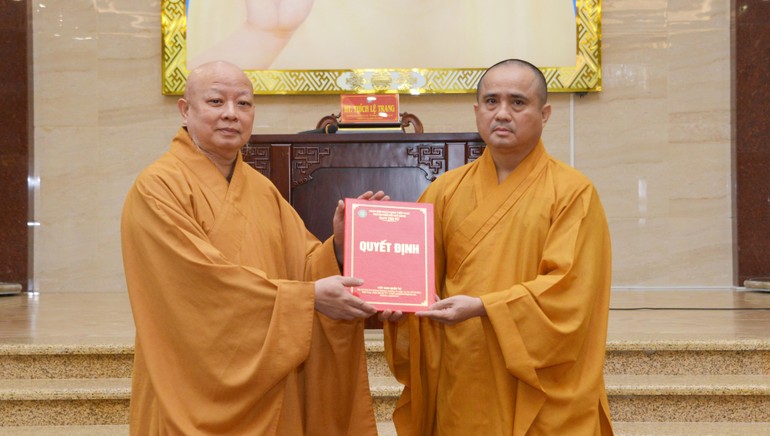 Hòa thượng Thích Lệ Trang trao quyết định bổ nhiệm Tổng Biên tập báo Giác Ngộ đến Thượng tọa Thích Tâm Hải - Ảnh: Bảo Toàn/BGN