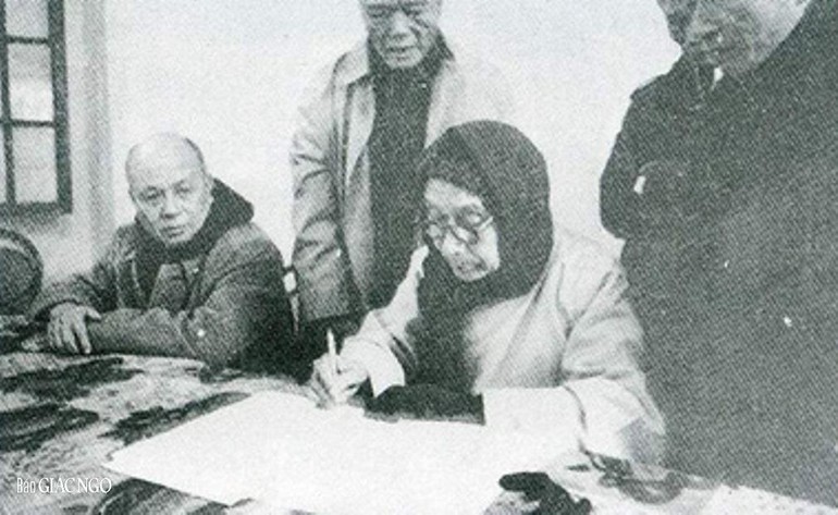 Đại lão Hòa thượng Thích Đức Nhuận ký vào bản Hiến chương trong Hội nghị đại biểu thống nhất Phật giáo Việt Nam, thành lập Giáo hội Phật giáo Việt Nam (7-11-1981) - Ảnh tư liệu BGN