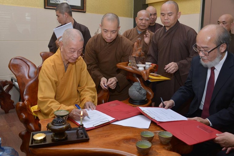 Trưởng lão Hòa thượng Pháp chủ GHPGVN tiếp Tiến sĩ Lâm Tùng Nhất tại chùa Huê Nghiêm; ký kết hợp tác giữa Học viện Phật giáo VN tại TP.HCM với Đại học Hoa Phạm