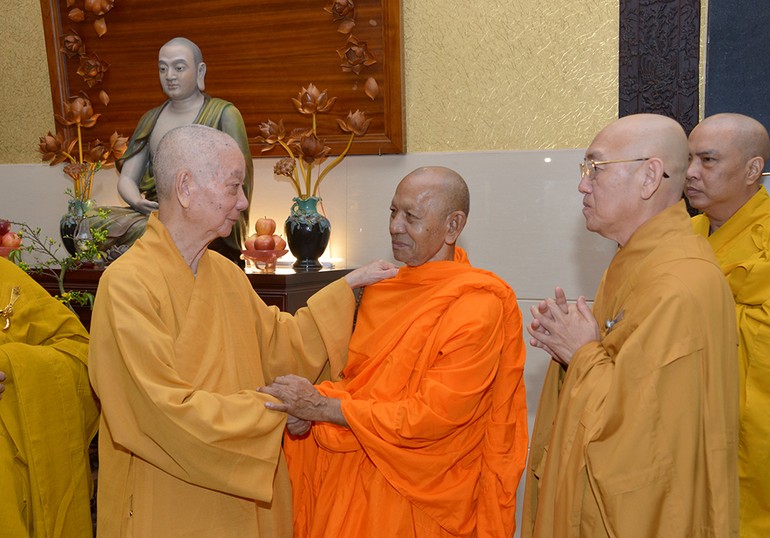 Đức Pháp chủ GHPGVN ân cần dặn dò Hòa thượng Đào Như về việc đào tạo chư Tăng ở Học viện Phật giáo Nam tông Khmer tại TP.Cần Thơ - Ảnh: BGN