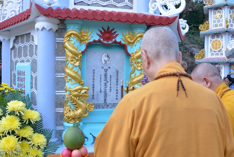 Trưởng lão Hòa thượng tưởng niệm trước bảo tháp Đại lão Hòa thượng Thích Minh Nguyệt tại tổ đình Thiên Thai (tỉnh Bà Rịa - Vũng Tàu) sáng 18-1-2023 - Ảnh: Bảo Toàn/BGN