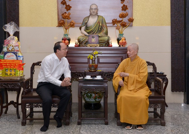 Đức Pháp chủ GHPGVN tiếp thân mật ông Phó Bí thư Thành ủy TP.HCM Nguyễn Hồ Hải - Ảnh: Bảo Toàn/BGN