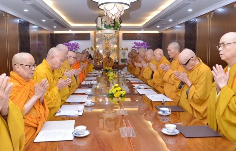 Chư tôn Trưởng lão Ban Thường trực Hội đồng Chứng minh GHPGVN với nghi thức niệm Phật cầu gia bị trong phiên họp thứ nhất nhiệm kỳ IX (2022-2027) - Ảnh: Bảo Toàn/BGN