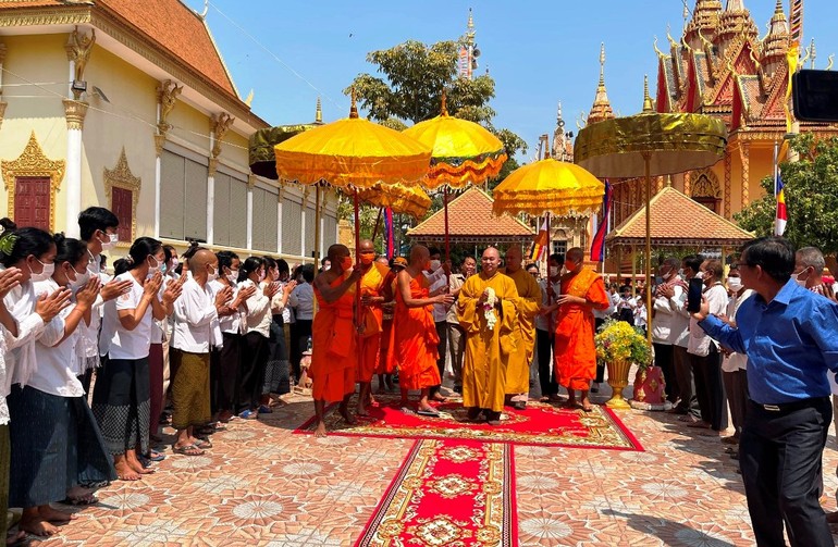 Chư Tăng và Phật tử Vương quốc Campuchia đón Thượng tọa Thích Đức Thiện và phái đoàn GHPGVN sang thăm, làm việc tại Thủ đô Phnom Penh.
