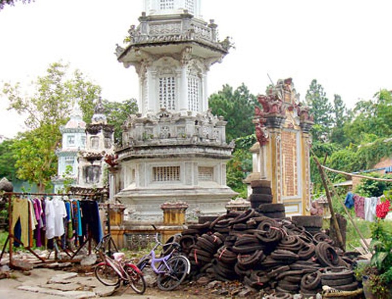Khu tháp chùa Giác Viên bị biến thành nơi đổ rác, xà bần, phơi quần áo