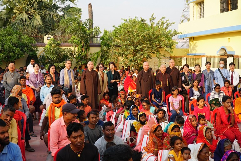 Chư Tăng và Phật tử tháp tùng Đức Pháp chủ GHPGVN trao quà đến người nghèo tại Gaya, bang Bihar, Ấn Độ