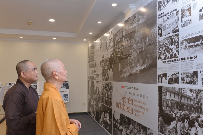 Thượng tọa Thích Tâm Hải, Tổng Biên tập Báo Giác Ngộ thị giả Đức Pháp chủ tại không gian triển lãm ảnh tư liệu báo chí Phật giáo năm 1963 - Ảnh: Bảo Toàn/BGN