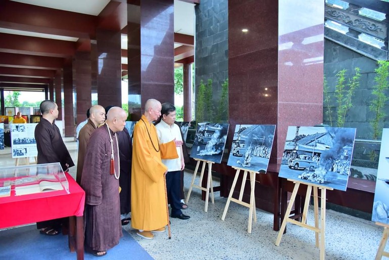Đức Pháp chủ GHPGVN và ông Viện trưởng Viện Kiểm sát Nhân dân Tối cao Lê Minh Trí xem lại những bức ảnh báo chí phản ánh trung thực sự kiện Bồ-tát Thích Quảng Đức vị pháp thiêu thân, trưng bày tại triển lãm.