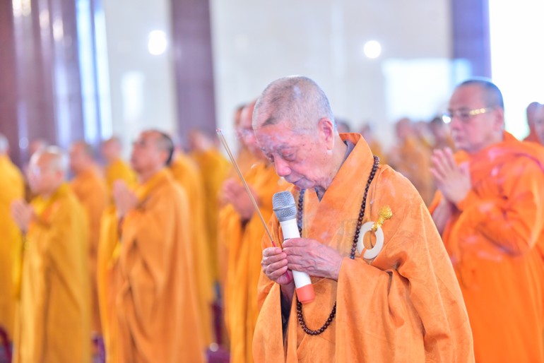 Trưởng lão Hòa thượng Thích Trí Quảng nguyện hương trước thời kinh cùng đại chúng trước Phật đài trong chánh điện Học viện Phật giáo VN tại TP.HCM.