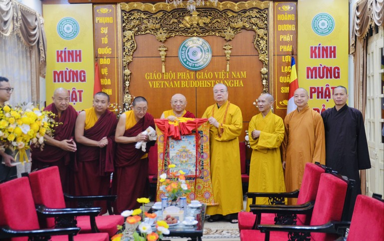 Hòa thượng Chockyi Nyingma Rinpoche tặng quà lưu niệm đến Hòa thượng Thích Thanh Nhiễu
