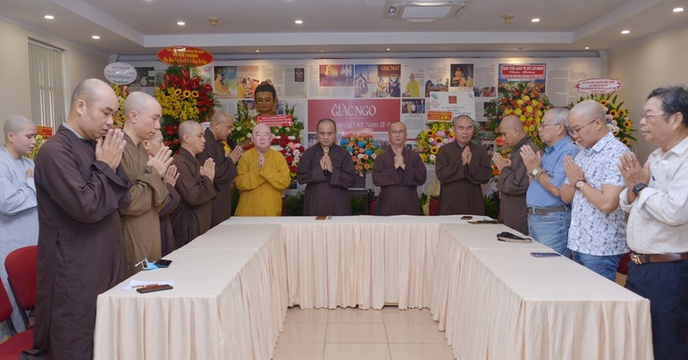 Niệm Phật cầu gia bị mở đầu buổi họp mặt tại trụ sở Báo Giác Ngộ