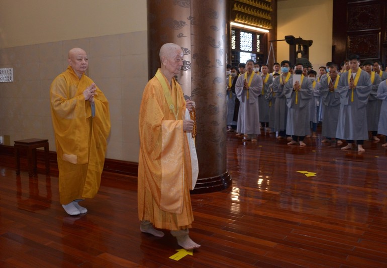 Hòa thượng Viện chủ quang lâm hướng dẫn lễ quy y Tam bảo tại chánh điện chùa Huê Nghiêm - Ảnh: Bảo Toàn
