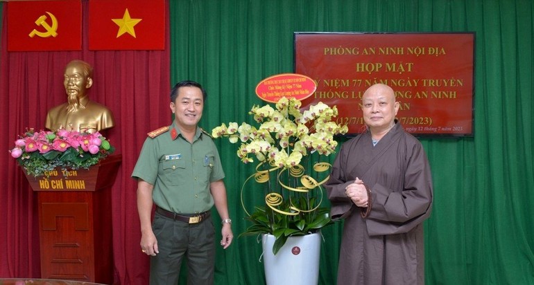 Hòa thượng Thích Lệ Trang tặng hoa chúc mừng nhân 77 năm ngày truyền thống Lực lượng An ninh nhân dân